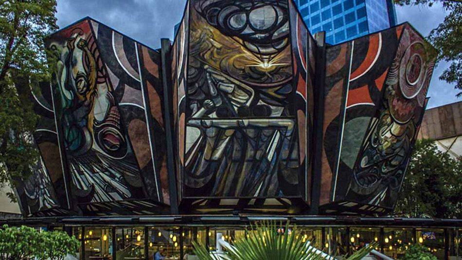El Polyforum Cultural Siqueiros es una instalación cultural, política y social ubicada en la Ciudad de México como parte del World Trade Center de la Ciudad de México. Fue diseñado y decorado por David Alfaro Siqueiros en la década de 1960 y alberga la obra mural más grande del mundo llamada La Marcha de la Humanidad.