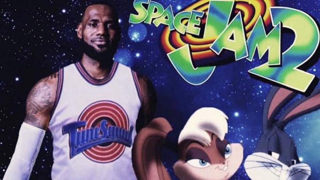 Fue a través de su cuenta de Instagram y utilizando una gorra que la estrella de la NBA mostró el logo con el que conoceremos a su película. Space Jam: A New Legacy es el nombre de la segunda entrega y vaya que es un título acorde, ya que literalmente estamos hablando de nuevas generaciones las que serán tocadas con esta película.