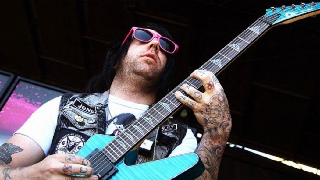 Derek Jones, guitarrista de Falling In Reverse, ha fallecido a los 35 años. No ha trascendido la causa de su muerte. La triste noticia la anunciado el vocalista Ronnie Radke a través de su cuenta de Twitter.