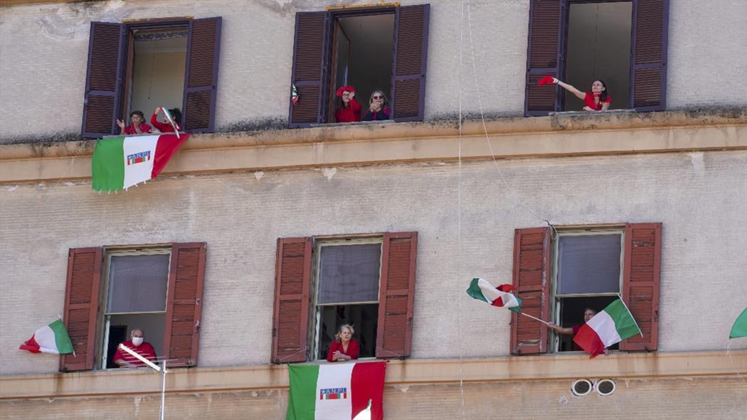 Italia celebró ayer sábado el 75 aniversario de la liberación de la ocupación nazi durante la II Guerra Mundial entonando el emblemático ‘Bella Ciao’, himno de la resistencia antifascista, esta vez desde los balcones y ventanas de todo el país debido al coronavirus. 