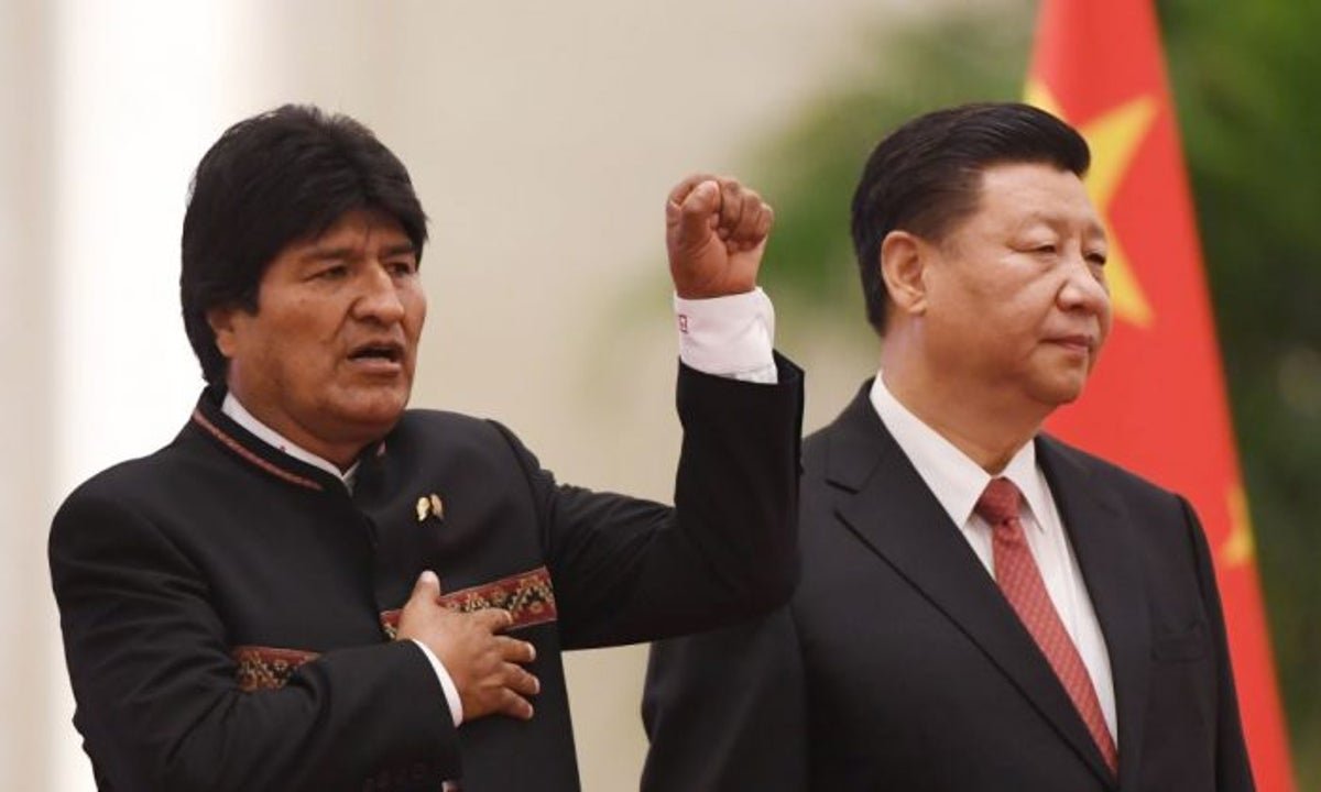 El ex Presidente de Bolivia insinuó que trasnacionales estadounidenses podrían estar tras el brote de COVID-19 y aseguró que Beijing ganó lo que llamó una “guerra biológica”.