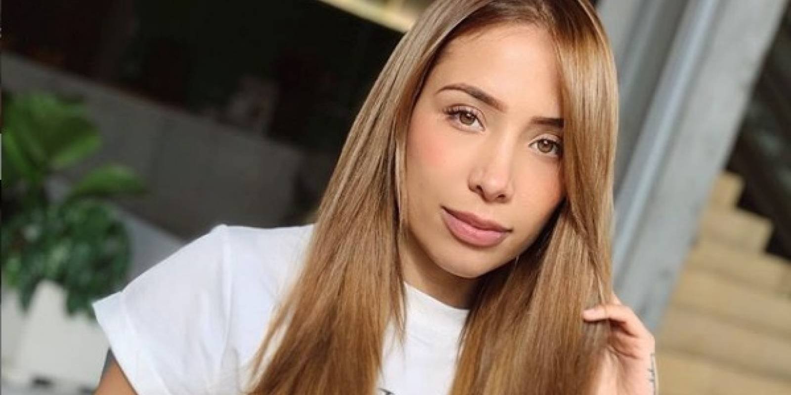 Luego de varios rumores, la youtuber y el cantante confirmaron la buena nueva con sus millones de seguidores de Instagram.