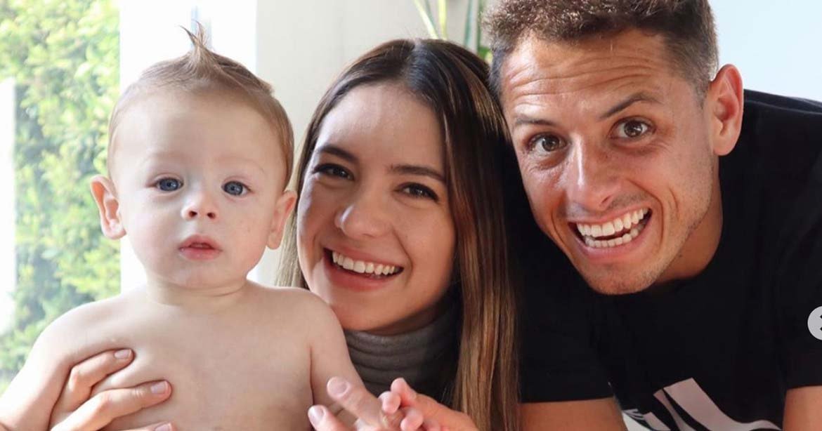 Chicharito y Sarah se convirtieron en padres por primera vez en julio del 2019, cuando el delantero mexicano todavía militaba en el Sevilla de España. Chicharito y Sarah se convirtieron en padres por primera vez en julio del 2019, cuando el delantero mexicano todavía militaba en el Sevilla de España.