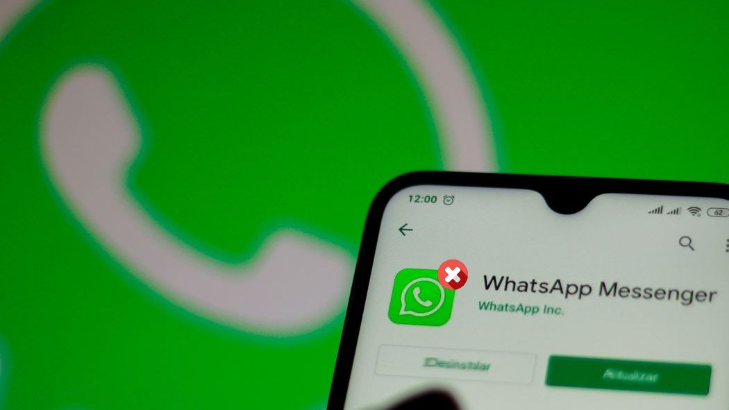 WhatsApp Messenger es una aplicación de mensajería instantánea para teléfonos inteligentes, en la que se envían y reciben mensajes mediante Internet, así como imágenes, vídeos, audios, notas de voz, documentos, ubicaciones, contactos, gifs, así como llamadas y videollamadas con varios participantes a la vez, entre otras funciones.​ WhatsApp se integra automáticamente a la libreta de contactos, lo que lo diferencia de otras aplicaciones, ya que no es necesario ingresar alguna contraseña o PIN para acceder al servicio.