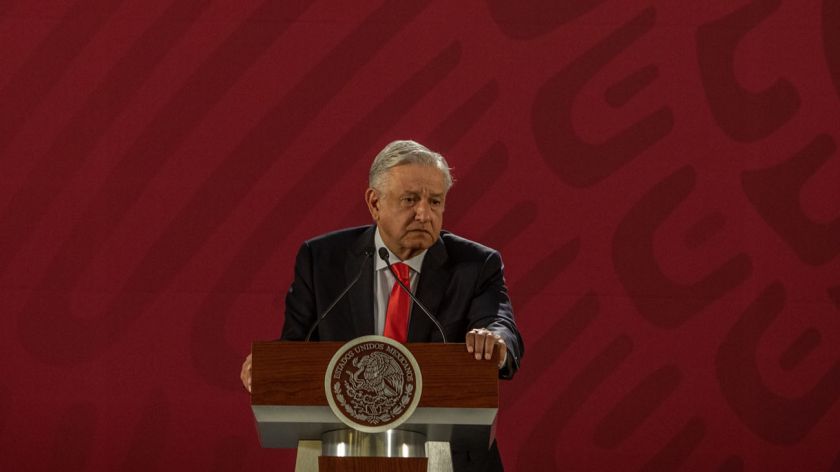 El presidente de México, Andrés Manuel López Obrador, descartó el cierre de aeropuertos y otras medidas duras para frenar la pandemia de coronavirus, diciendo que está tratando de evitar un cierre completo de la economía que perjudique a los pobres.