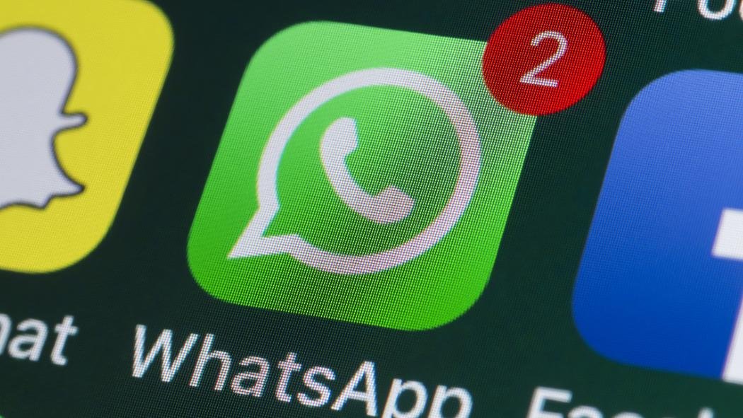 WhatsApp Messenger es una aplicación de mensajería instantánea para teléfonos inteligentes, en la que se envían y reciben mensajes mediante Internet, así como imágenes, vídeos, audios, grabaciones de audio, documentos, ubicaciones, contactos, gifs, así como llamadas y videollamadas con varios participantes a la vez, entre otras funciones.
