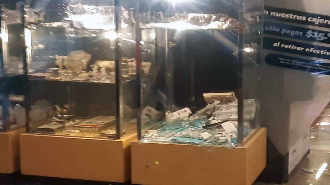 Al lugar arribaron cinco sujetos armados con marros, quienes rompieron las vitrinas donde se exponía joyería y productos de telefonía celular, llevándose varios productos. Al lugar arribaron cinco sujetos armados con marros, quienes rompieron las vitrinas donde se exponía joyería y productos de telefonía celular, llevándose varios productos.