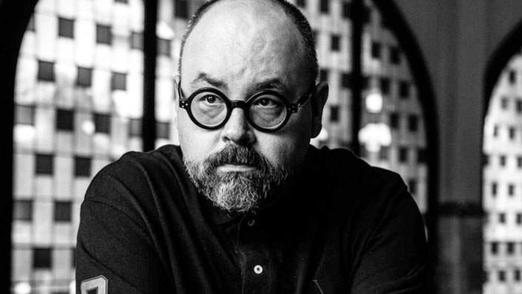 El escritor Carlos Ruiz Zafón ha muerto a los 55 años en Los Ángeles (California, EEUU). Se ha marchado un superventas y puede que uno de los autores en español más leídos en todo el mundo después de Cervantes. Sus obras han sido traducidas a más de cincuenta idiomas, publicadas en 40 países y con más de 10 millones de ejemplares vendidos.