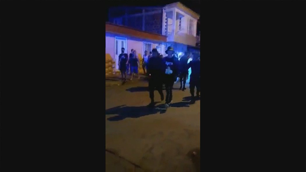 En las imágenes, se ve a ‘La liendra’ entre la gente, quien estaba hablando con los policías presentes y se dirige a su camioneta, esto, mientras una señora comenta: “¿Se iba a volar, cierto? No ve que apenas vio que lo cogió arrancó”.