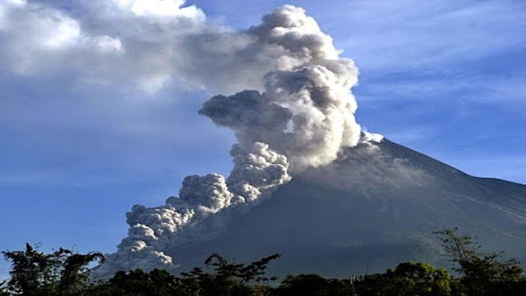 El volcán más volátil de Indonesia expulsó el domingo ceniza y gas caliente, formando una enorme columna de hasta 6 kilómetros (3,7 millas) de altura.