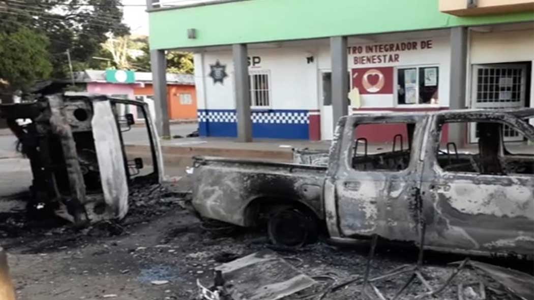 Destrozan palacio municipal e incendian vehículos en Tatahuicapan para exigir justicia por muerte de joven