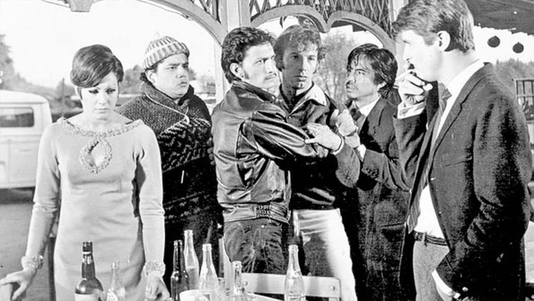 En 1967 se estrenó la película Los Caifanes con un éxito tremendo en taquilla. Dirigida por Juan Ibáñez y guión de Carlos Fuentes. En la gráfica vemos a algunos de los principales actores: Julissa, Eduardo López Rojas, Sergio Jiménez, Oscar Chávez, Ernesto Gómez Cruz, Sergio Jiménez y Enrique Alvarez Félix.