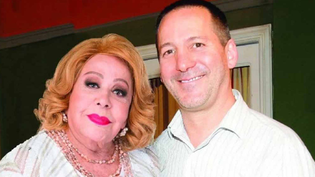 Luis Enrique Guzmán, de 50 años, hijo de Silvia Pinal, de 88, está muy enojado porque la señora María de los Ángeles, de 70, lo denunció  por maltrato y discriminación, pues asegura que él la corrió y la insultó.