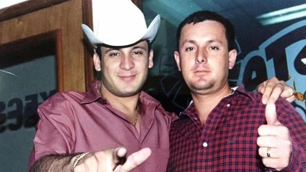 Valentín Elizalde murió la madrugada del 25 de noviembre de 2006, tras un fuerte ataque por parte de un grupo armado al salir del palenque de Reynosa, Tamaulipas. En ese trágico hecho también perdieron la vida Reynaldo Ballesteros y Mario Mendoza Grajeda, chofer y representante de "El Gallo de Oro". Valentín Elizalde murió la madrugada del 25 de noviembre de 2006, tras un fuerte ataque por parte de un grupo armado al salir del palenque de Reynosa, Tamaulipas. En ese trágico hecho también perdieron la vida Reynaldo Ballesteros y Mario Mendoza Grajeda, chofer y representante de "El Gallo de Oro".