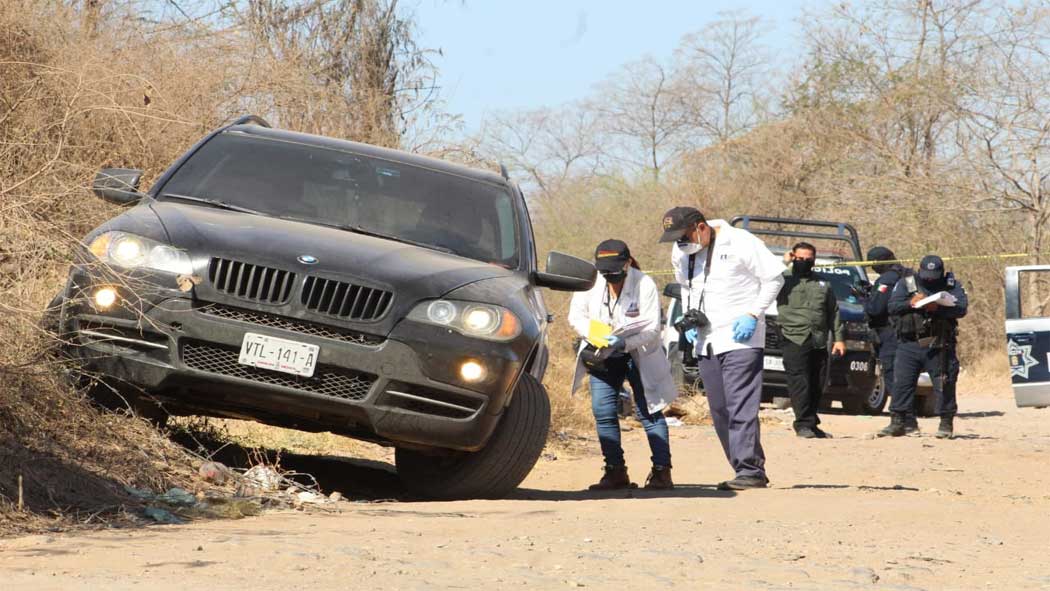 Este sábado por la mañana, una camioneta de lujo fue encontrada en estado de abandono sobre un camino de terracería cercano al poblado de Ayuné en Sinaloa; dentro fueron descubiertos tres cuerpos encobijados.