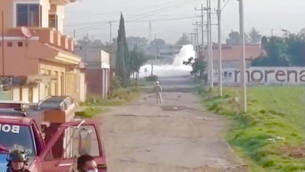 El Gobierno del Estado, a través de la Coordinación General de Protección Civil y Bomberos del Estado, así como personal especializado de PEMEX, atiende la fuga de gas registrada en la colonia San Jacinto del municipio de Amozoc, derivada, al parecer, de una toma clandestina, informa la Secretaría de Gobernación. El Gobierno del Estado, a través de la Coordinación General de Protección Civil y Bomberos del Estado, así como personal especializado de PEMEX, atiende la fuga de gas registrada en la colonia San Jacinto del municipio de Amozoc, derivada, al parecer, de una toma clandestina, informa la Secretaría de Gobernación.