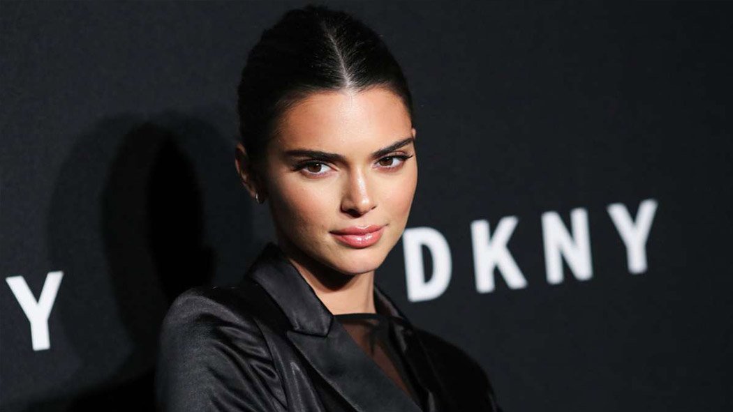 Una de las celebridades que sorprendió este año fue Kendall Jenner. La destacada modelo publicó en sus redes sociales una sesión de fotos personificando a Pamela Anderson.