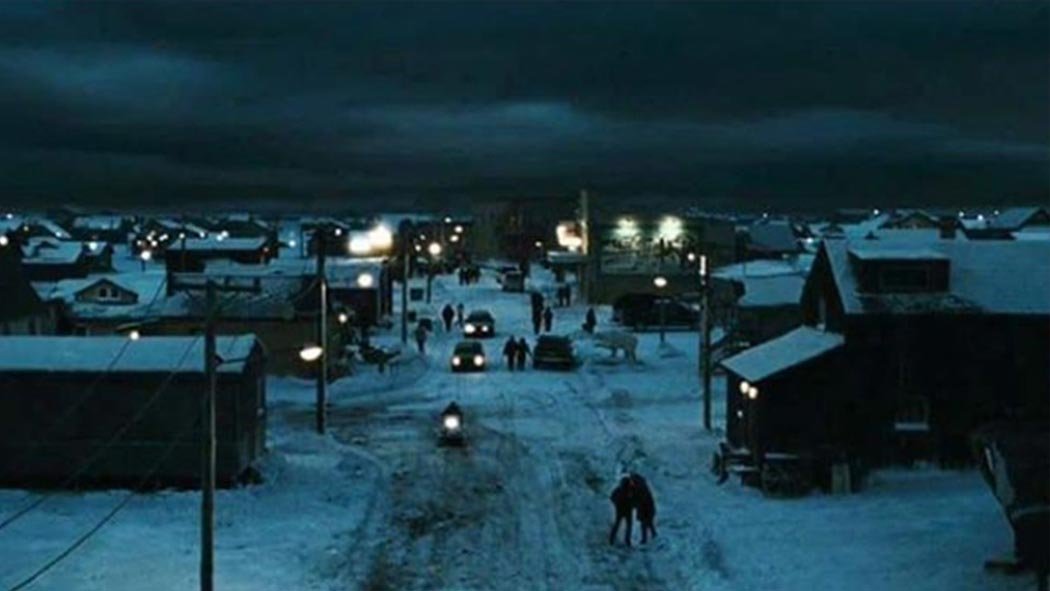 Cada año, esta ciudad de Alaska, al encontrarse en la zona del Círculo Ártico o Antártico, pierde la visibilidad del día, ya que se encuentran en una posición que está más alejada del sol, pues son los que se ubican más al norte del continente.
