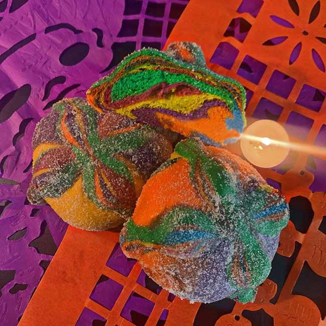 Pan de muerto arcoiris o negro