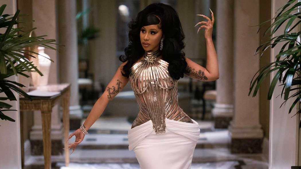 Sin importar la pandemia o medidas de aislamiento, la intérprete de 'I like it' celebró su cumpleaños número 28 vestida de Cleopatra en su mansión de Las Vegas.