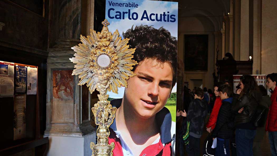 La tumba de Carlo Acutis, el joven que será beatificado el 10 de octubre, fue abierta y descubrieron que su cadáver luce como si no sufriera la descomposición de los años. 