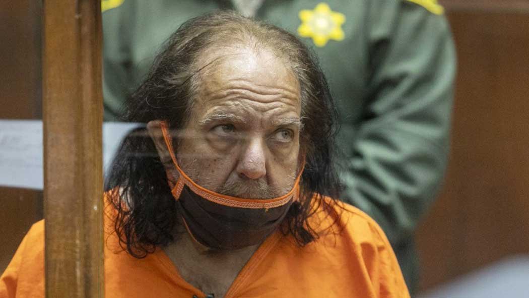 El actor de películas para adultos Ron Jeremy se declaró inocente de nuevos cargos de violación y abuso sexual vinculados a seis víctimas, incluyendo una chica adolescente, dijeron fiscales.