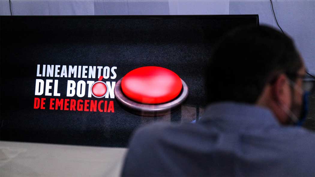 La mañana de este miércoles, en una rueda de prensa, el gobernador de Jalisco confirmó que este viernes 30 de octubre entrará en funcionamiento el “botón de emergencia”. Según dijo, esto se debe a la incidencia de casos en Jalisco que, el día de ayer registró 904 nuevos casos de coronavirus.