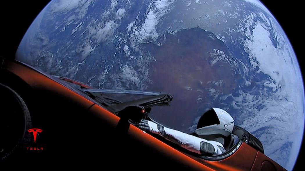 Tesla, Inc. ​ es una empresa estadounidense con sede en Palo Alto, California, y liderada por Elon Musk, que diseña, fabrica y vende automóviles eléctricos, componentes para la propulsión de vehículos eléctricos y baterías domésticas.