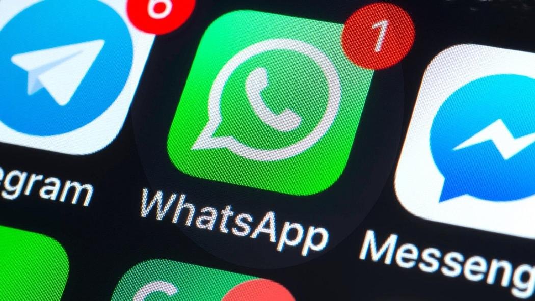 WhatsApp Messenger es una aplicación de mensajería instantánea para teléfonos inteligentes, en la que se envían y reciben mensajes mediante Internet.