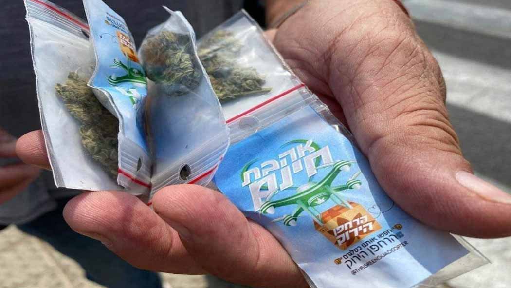 Drone genera lluvia de centenares de bolsitas con marihuana en Israel