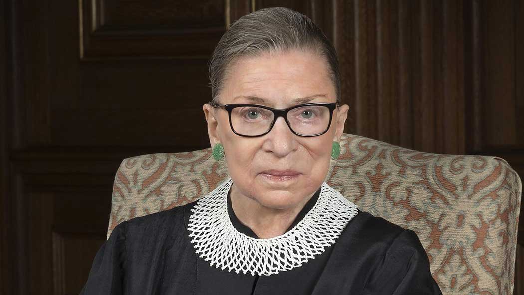 La ministra de la Corte Suprema Ruth Bader Gingsburg, una gigantesca defensora de los derechos de las mujeres, falleció el viernes en su casa en Washington. Tenía 87 años.