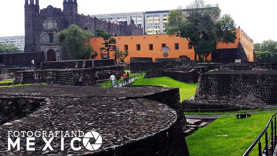 Plaza de las Tres culturas y ruinas arqueológicas de Tlatelolco