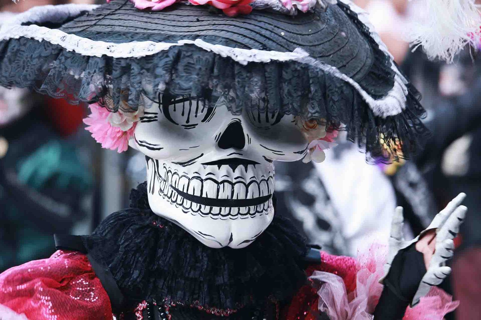 En primera instancia existe la creencia que la ofrenda debe llevar los platillos favoritos de la persona a recordar; sin embargo, dicha versión se trata de una forma superficial de la creencia, ya que hay elementos indispensables para realizarla correctamente. ¿Cuándo se pone la ofrenda de Día de Muertos y que lleva?
