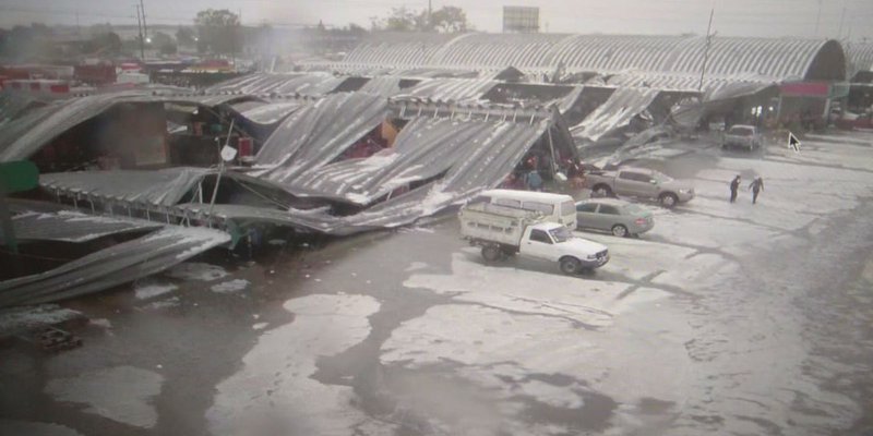 La lluvia y el granizo de este sábado provocaron el colapso del techo en tres bodegas de la Central de Abastos de Ciudad de México