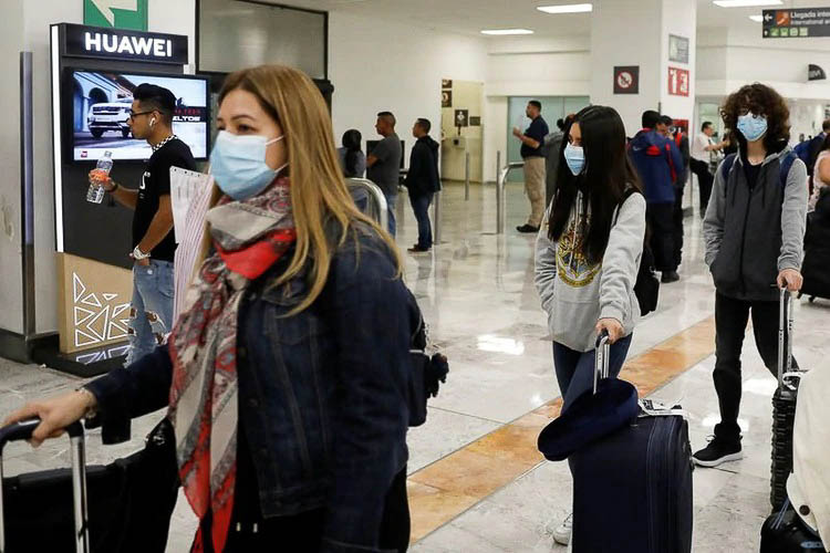 La pandemia por coronavirus que ha cobrado la vida de más de 8,000 personas en el mundo, provocó que varios países anunciaran el cese de vuelos del extranjero, lo que causó que las aerolíneas bajaran rutas, capacidades y trabajadores.