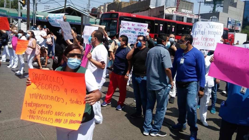 En medio de la crisis sanitaria del Covid-19, médicos, enfermeros, etc. de La Raza deciden bloquear la Avenida Vallejo exigiendo suministros para enfrentar al virus. En medio de la crisis sanitaria del Covid-19, médicos, enfermeros, etc. de La Raza deciden bloquear la Avenida Vallejo exigiendo suministros para enfrentar al virus.