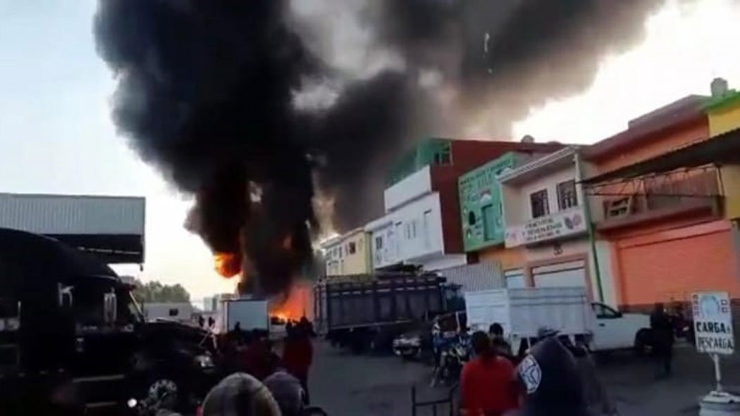 Incendio en una bodega de la central de abasto de Huixcolotla alertó a los comerciantes en las primeras horas de este miércoles. Incendio en una bodega de la central de abasto de Huixcolotla alertó a los comerciantes en las primeras horas de este miércoles.
