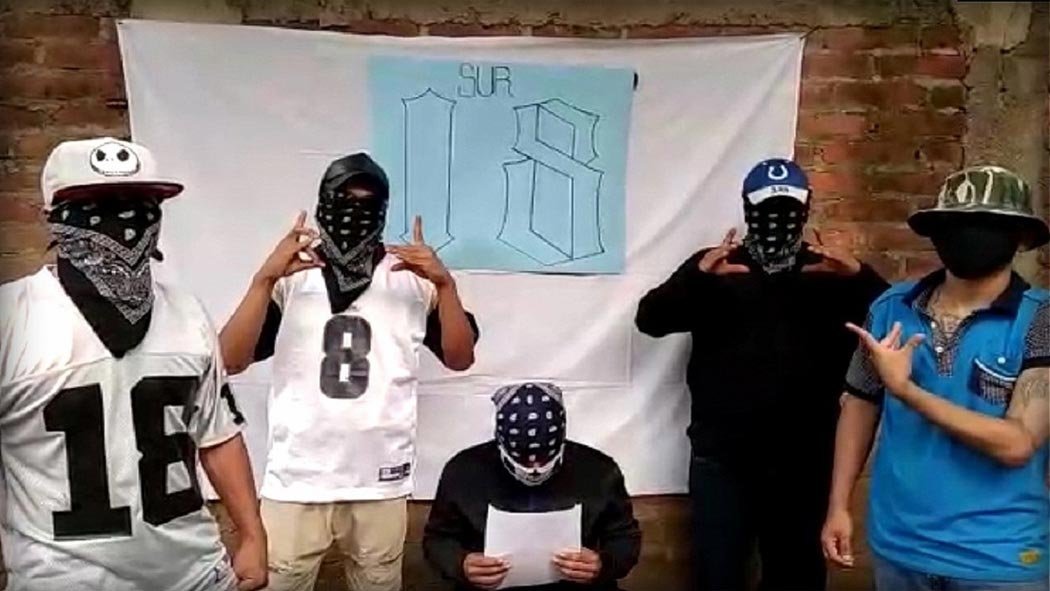 En medio de la mayor ola de violencia homicida desatada desde que Nayib Bukele asumió el poder, RT entrevista al vocero de una de las tres pandillas cuyos integrantes encarcelados van a tener que vivir "mezclados" en las mismas celdas. En medio de la mayor ola de violencia homicida desatada desde que Nayib Bukele asumió el poder, RT entrevista al vocero de una de las tres pandillas cuyos integrantes encarcelados van a tener que vivir "mezclados" en las mismas celdas.