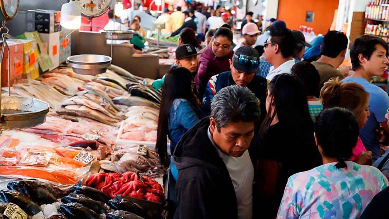 Luis Martín corta y limpia pescado velozmente en La Nueva Viga de Ciudad de México, el mercado más grande de América Latina, mientras atrae con avidez a los centenares de clientes que acuden en estos días de Cuaresma a hacer la compra, más pendientes de la tradición que de la pandemia de coronavirus.