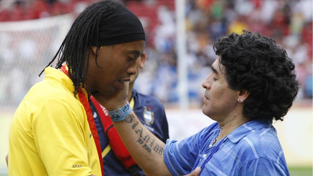 El astro argentino Diego Maradona salió en defensa de su amigo Ronaldinho, quien fue arrestado en Paraguay. El astro argentino Diego Maradona salió en defensa de su amigo Ronaldinho, quien fue arrestado en Paraguay.