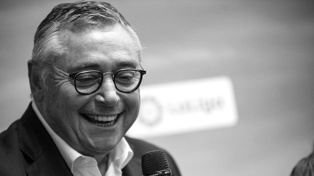 Conmoción en España por la muerte del ex futbolista y comentarista de radio y televisión Michael Robinson, quien falleció a los 61 años tras una larga lucha contra el cáncer. El ex jugador del Liverpool FC y el Osasuna, entre otros clubes, se transformó en uno de las personalidades más destacadas de la TV española. Conmoción en España por la muerte del ex futbolista y comentarista de radio y televisión Michael Robinson, quien falleció a los 61 años tras una larga lucha contra el cáncer. El ex jugador del Liverpool FC y el Osasuna, entre otros clubes, se transformó en uno de las personalidades más destacadas de la TV española.