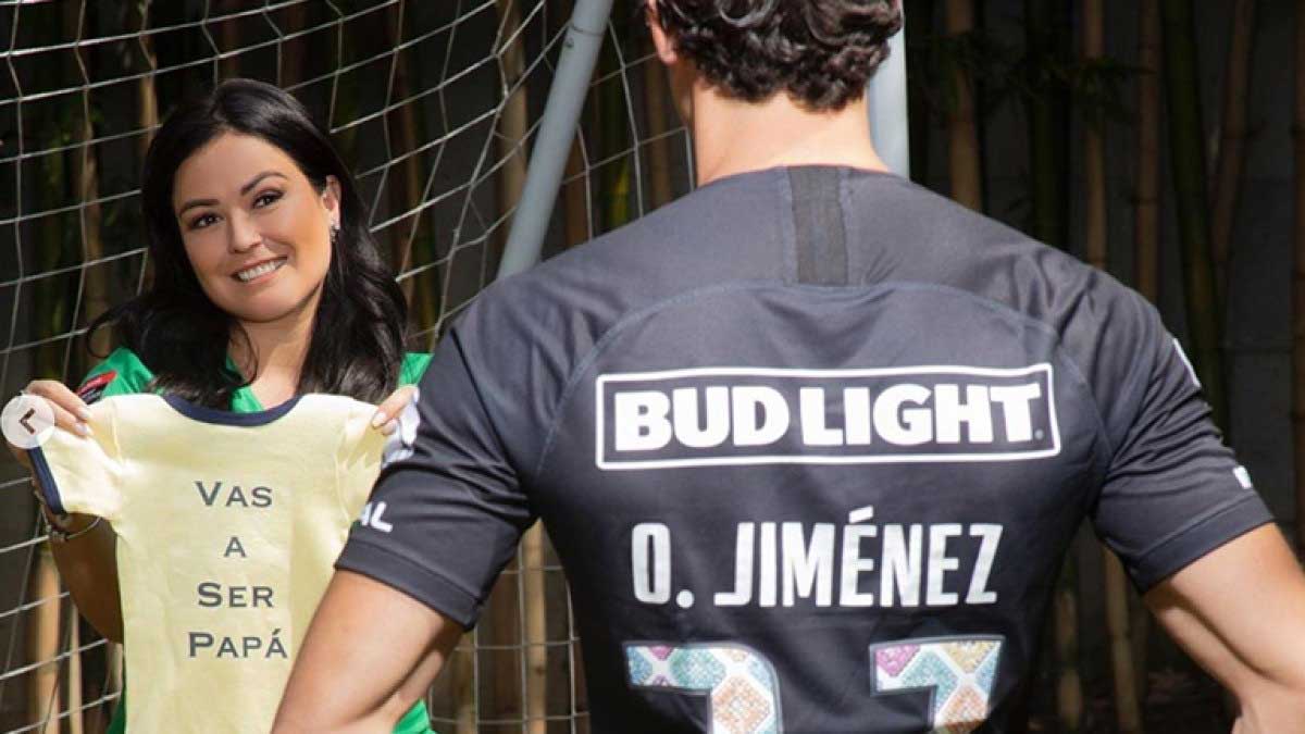 Por medio de sus redes sociales el futbolista de las Águilas del América, Óscar Jiménez y la actriz Mariana Echeverría, anunciaron la llegada de su primer hijo.