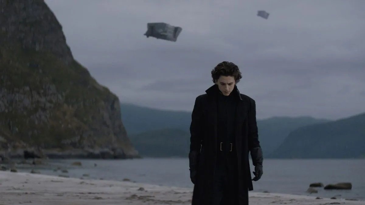 Dune es una de las sagas de ciencia ficción más míticas en la historia del género, y hasta ahora solo ha sido adaptada para la gran pantalla una vez, en el año 1984 de la mano del director David Lynch. Dune es una de las sagas de ciencia ficción más míticas en la historia del género, y hasta ahora solo ha sido adaptada para la gran pantalla una vez, en el año 1984 de la mano del director David Lynch.