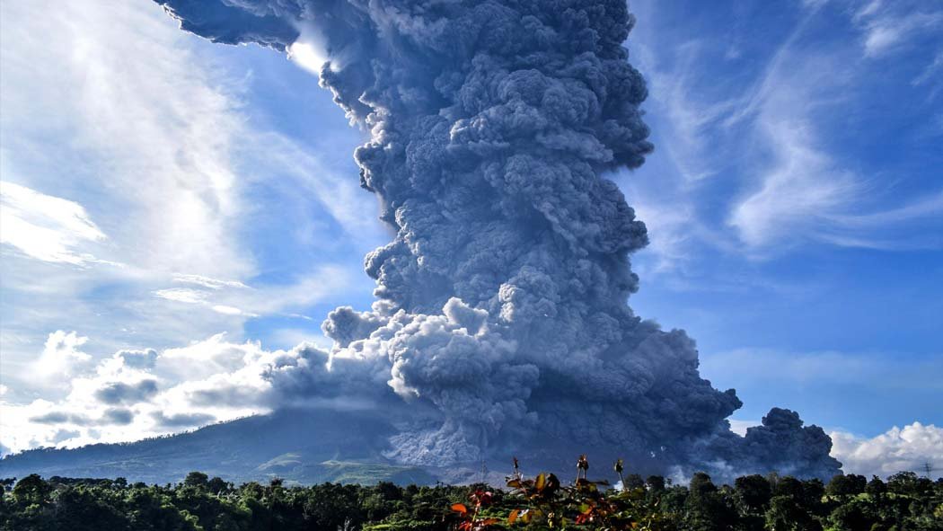 El volcán Sinabung de Indonesia entró este lunes en erupción y expulsó una nube de ceniza de unos 4 mil 500 metros de altura que cayó sobre varias de poblaciones asentadas en la ladera del monte, informan las autoridades. El volcán Sinabung de Indonesia entró este lunes en erupción y expulsó una nube de ceniza de unos 4 mil 500 metros de altura que cayó sobre varias de poblaciones asentadas en la ladera del monte, informan las autoridades.