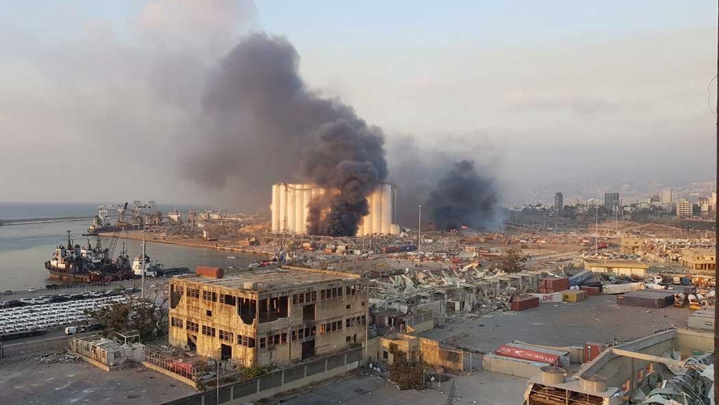 Según la agencia estatal, el incendio comenzó cerca de los silos de trigo del puerto, en un almacén de explosivos, lo cual provocó una fuerte deflagración que pudo sentirse en toda la ciudad y sus suburbios. Los medios locales locales, informaron que serían dos explosiones las que se han producido en el puerto de Beirut. Según la agencia estatal, el incendio comenzó cerca de los silos de trigo del puerto, en un almacén de explosivos, lo cual provocó una fuerte deflagración que pudo sentirse en toda la ciudad y sus suburbios. Los medios locales locales, informaron que serían dos explosiones las que se han producido en el puerto de Beirut.