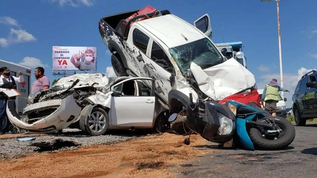 Un grave accidente vial se registró esta tarde en Periférico Norte y Calzada Independencia, luego que un torton en color azul embistió tres vehículos, una camioneta Hillux en color blanco, un Toyota Yaris también de color blanco y una motoneta de color azul.