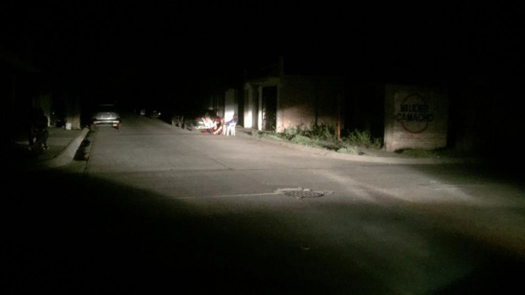 Las amas de casa indicaron que a las 8 de la noche se quedaron sin el suministro, motivo por el cual cientos de familias están fuera de sus casas esperando que la CFE reanude el servicio.