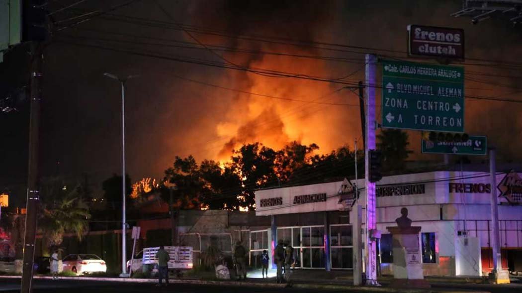 En la ciudad de Gómez Palacio, una bodega donde almacenaban colchones fue consumido por un incendio, sin que resultaran personas heridas, y solo una fue atendida por crisis nerviosa. En la ciudad de Gómez Palacio, una bodega donde almacenaban colchones fue consumido por un incendio, sin que resultaran personas heridas, y solo una fue atendida por crisis nerviosa.