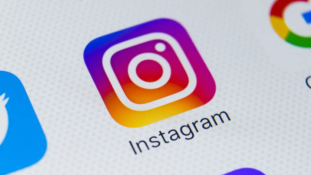 INSTAGRAM es una aplicación y red social de origen estadounidense, propiedad de Facebook, cuya función principal es poder compartir historias, fotografías y vídeos con otros usuarios. Está disponible para dispositivos Android, iOS y Windows 10.