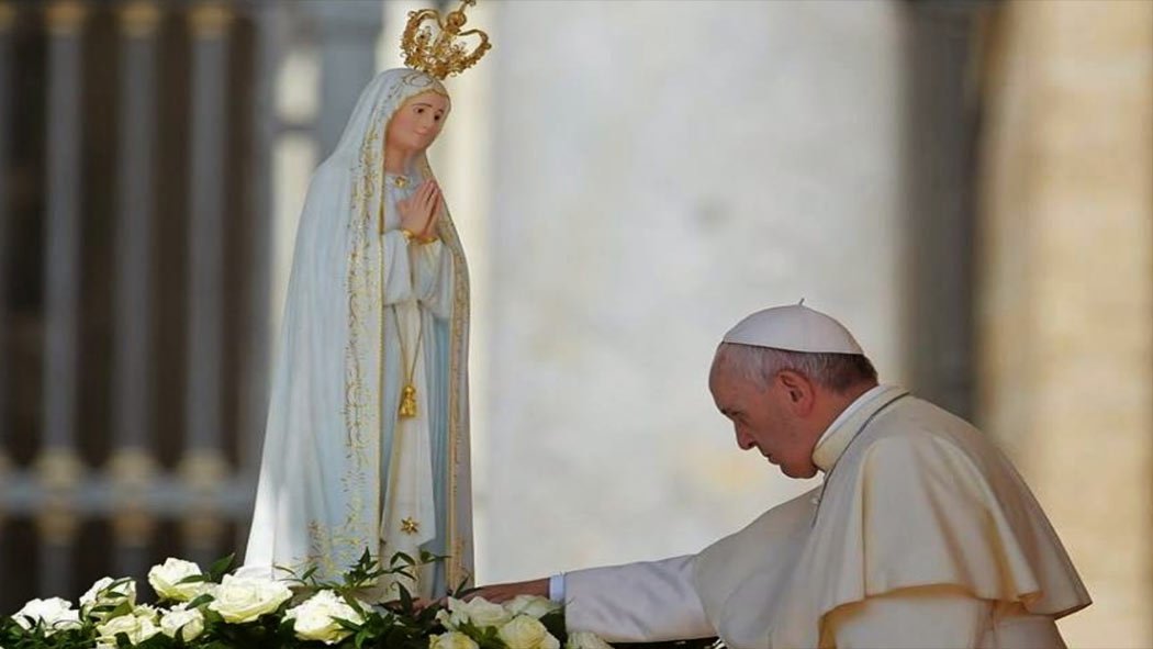 La Virgen de Fátima (formalmente Nuestra Señora del Rosario de Fátima) es una advocación con que se venera en el catolicismo a la Virgen María. En la misma línea que otras apariciones marianas, tuvo su origen en los testimonios de tres niños pastores, llamados Lucía dos Santos, Jacinta y Francisco Marto, quienes afirmaron haber presenciado varias apariciones marianas en la Cova da Iria, Fátima, en Portugal, entre el 13 de mayo y el 13 de octubre de 1917. La Virgen de Fátima (formalmente Nuestra Señora del Rosario de Fátima) es una advocación con que se venera en el catolicismo a la Virgen María. En la misma línea que otras apariciones marianas, tuvo su origen en los testimonios de tres niños pastores, llamados Lucía dos Santos, Jacinta y Francisco Marto, quienes afirmaron haber presenciado varias apariciones marianas en la Cova da Iria, Fátima, en Portugal, entre el 13 de mayo y el 13 de octubre de 1917.